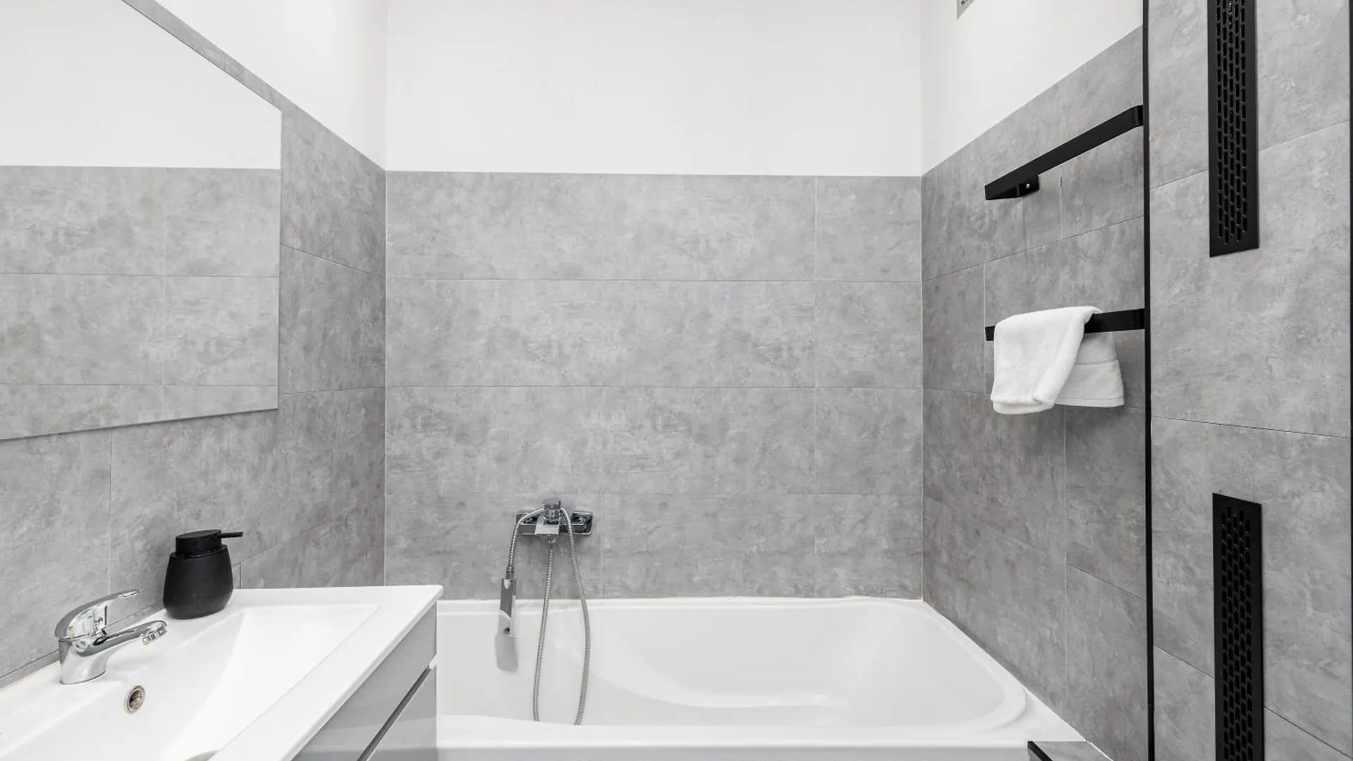 Park Tysiaclecia Grey Studio Apartment Krakow Poland
