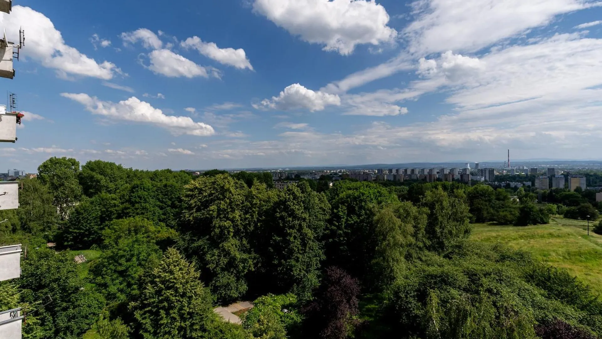 Park Tysiaclecia Grey Studio Apartment Krakow Poland